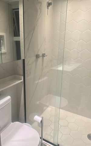 Apartamento para alugar com 70m², 2 quartos e 1 vaga Apartamento para alugar com 70m², 2 quartos e 1 vagaBanheiro da Suíte