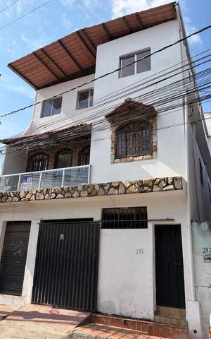 Casa à venda com 200m², 3 quartos e 2 vagas Casa à venda com 200m², 3 quartos e 2 vagasfachada