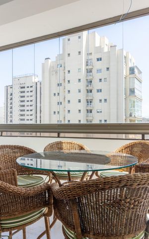 Apartamento à venda com 240m², 4 quartos e 4 vagas Apartamento à venda com 240m², 4 quartos e 4 vagasSala