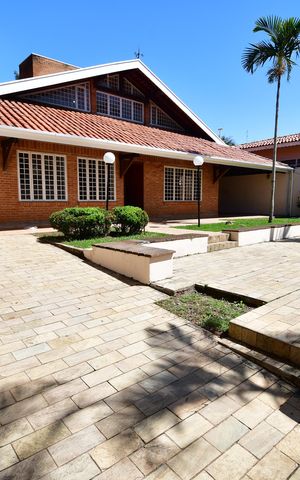 Casa à venda com 280m², 4 quartos e 3 vagasGaragem / Quintal / Jardim