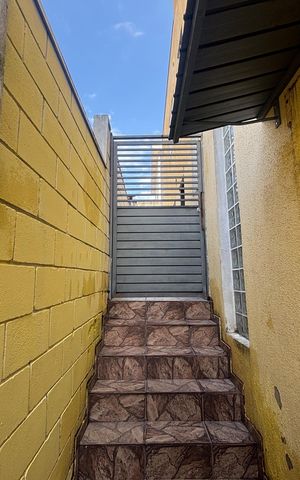Casa para alugar com 64m², 2 quartos e 1 vaga Casa para alugar com 64m², 2 quartos e 1 vagaEscada