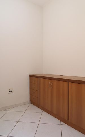 Casa para alugar com 200m², 3 quartos e 6 vagasEscritório