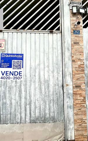 Casa à venda com 300m², 5 quartos e 5 vagas Casa à venda com 300m², 5 quartos e 5 vagasPlaca instalada na fachada do imóvel