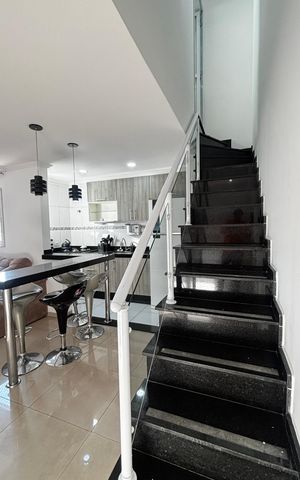 Apartamento para alugar com 148m², 3 quartos e 1 vaga Apartamento para alugar com 148m², 3 quartos e 1 vagaEscada