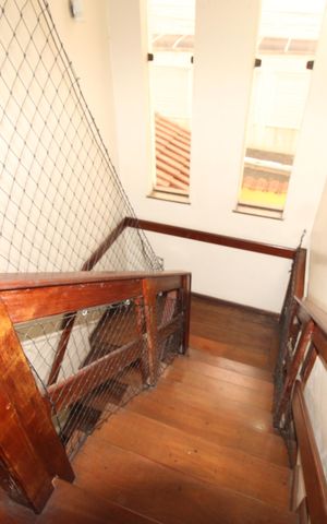 Casa à venda com 300m², 4 quartos e 3 vagasEscada