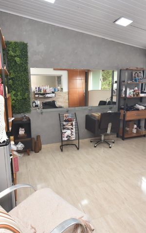 Casa à venda com 153m², 4 quartos e 1 vaga Casa à venda com 153m², 4 quartos e 1 vagasalão de beleza