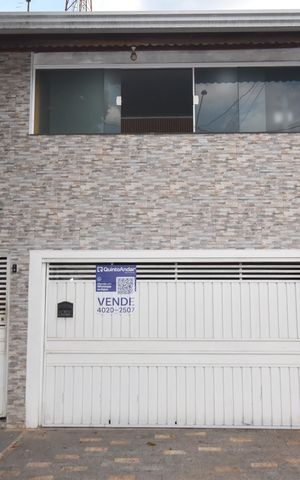 Casa à venda com 153m², 4 quartos e 1 vaga Casa à venda com 153m², 4 quartos e 1 vagafachada da casa com placa de venda cod KYET 824