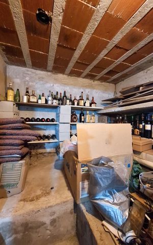 Casa de condomínio à venda com 270m², 4 quartos e 2 vagas Casa de condomínio à venda com 270m², 4 quartos e 2 vagasAdega