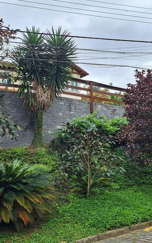 Casa de condomínio à venda com 270m², 4 quartos e 2 vagas Casa de condomínio à venda com 270m², 4 quartos e 2 vagasFachada