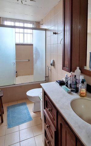 Casa de condomínio à venda com 270m², 4 quartos e 2 vagas Casa de condomínio à venda com 270m², 4 quartos e 2 vagasBanheiro da Suíte 1
