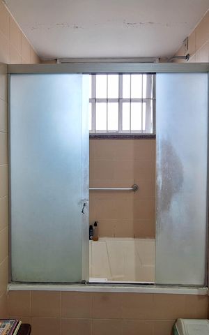 Casa de condomínio à venda com 270m², 4 quartos e 2 vagas Casa de condomínio à venda com 270m², 4 quartos e 2 vagasBanheiro da Suíte 1