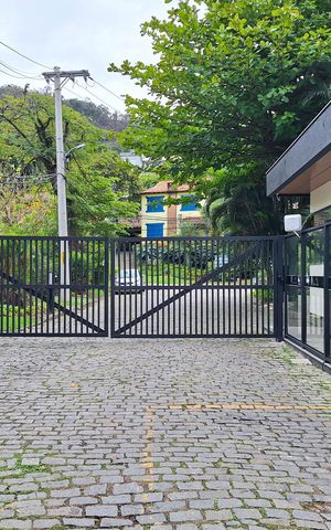 Casa de condomínio à venda com 270m², 4 quartos e 2 vagas Casa de condomínio à venda com 270m², 4 quartos e 2 vagasFachada