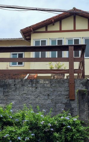 Casa de condomínio à venda com 270m², 4 quartos e 2 vagas Casa de condomínio à venda com 270m², 4 quartos e 2 vagasFachada