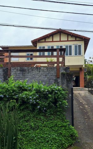 Casa de condomínio à venda com 270m², 4 quartos e 2 vagas Casa de condomínio à venda com 270m², 4 quartos e 2 vagasFachada