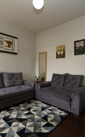 Casa à venda com 370m², 5 quartos e 5 vagas Casa à venda com 370m², 5 quartos e 5 vagasSala