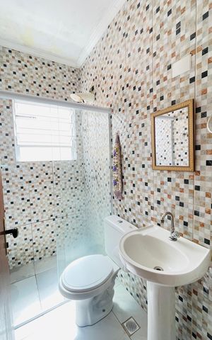 Casa de condomínio para alugar com 60m², 2 quartos e 2 vagas Casa de condomínio para alugar com 60m², 2 quartos e 2 vagasBanheiro