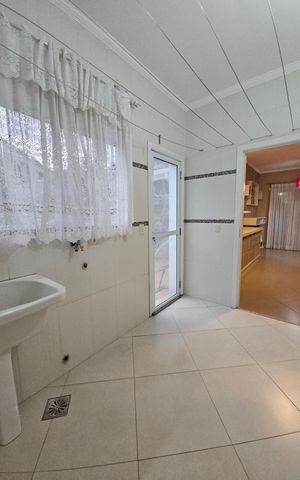 Casa de condomínio para alugar com 300m², 5 quartos e 4 vagasLavanderia