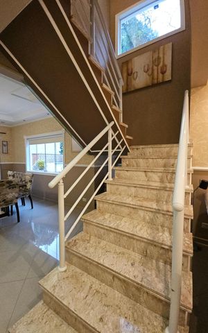 Casa de condomínio para alugar com 300m², 5 quartos e 4 vagasEscada