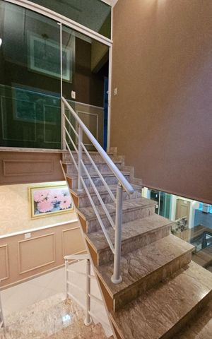 Casa de condomínio para alugar com 300m², 5 quartos e 4 vagasEscada