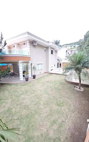 Casa de condomínio para alugar com 300m², 5 quartos e 4 vagasQuintal