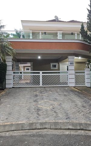 Casa de condomínio para alugar com 300m², 5 quartos e 4 vagasFachada