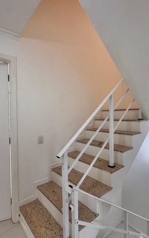 Casa para alugar com 226m², 4 quartos e 2 vagas Casa para alugar com 226m², 4 quartos e 2 vagasEscada