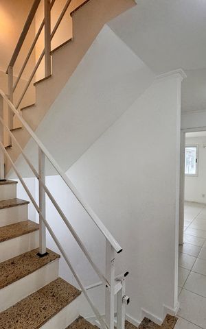 Casa para alugar com 226m², 4 quartos e 2 vagas Casa para alugar com 226m², 4 quartos e 2 vagasEscada