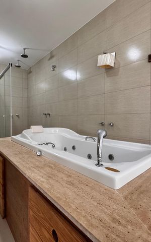 Casa para alugar com 226m², 4 quartos e 2 vagas Casa para alugar com 226m², 4 quartos e 2 vagasSuíte 1 - Banheiro