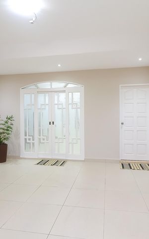 Casa à venda com 110m², 4 quartos e 2 vagas Casa à venda com 110m², 4 quartos e 2 vagasGaragem