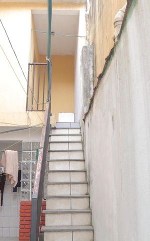 Casa à venda com 125m², 4 quartos e 2 vagas Casa à venda com 125m², 4 quartos e 2 vagasEscada do quintal para o quarto 1