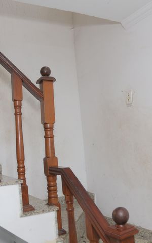 Casa à venda com 125m², 4 quartos e 2 vagas Casa à venda com 125m², 4 quartos e 2 vagasEscada que fica na sala