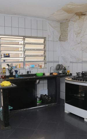 Casa à venda com 125m², 4 quartos e 2 vagas Casa à venda com 125m², 4 quartos e 2 vagasCozinha