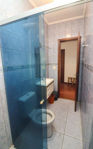 Casa para alugar com 170m², 3 quartos e 1 vaga Casa para alugar com 170m², 3 quartos e 1 vagaBanheiro Social