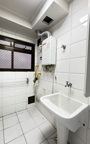 Apartamento à venda com 122m², 3 quartos e 2 vagas Apartamento à venda com 122m², 3 quartos e 2 vagasÁrea de serviço