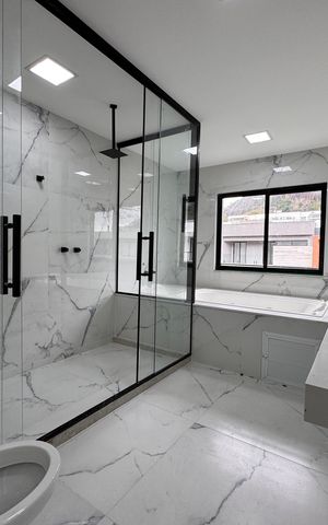 Apartamento à venda com 220m², 4 quartos e 2 vagas Apartamento à venda com 220m², 4 quartos e 2 vagasBanheiro da Suíte 1