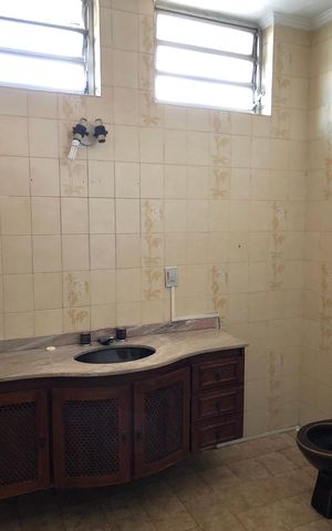 Casa à venda com 549m², 4 quartos e 6 vagas Casa à venda com 549m², 4 quartos e 6 vagasBanheiro