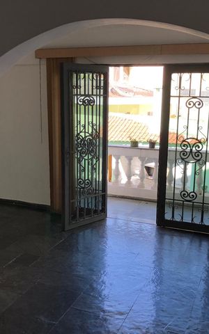 Casa à venda com 549m², 4 quartos e 6 vagas Casa à venda com 549m², 4 quartos e 6 vagasSala
