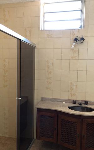 Casa à venda com 549m², 4 quartos e 6 vagas Casa à venda com 549m², 4 quartos e 6 vagasBanheiro