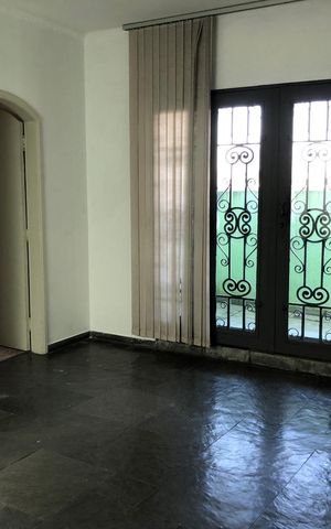 Casa à venda com 549m², 4 quartos e 6 vagas Casa à venda com 549m², 4 quartos e 6 vagasSala