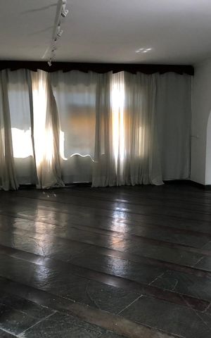 Casa à venda com 549m², 4 quartos e 6 vagas Casa à venda com 549m², 4 quartos e 6 vagasSala