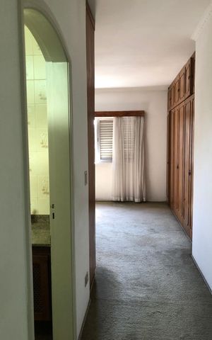 Casa à venda com 549m², 4 quartos e 6 vagas Casa à venda com 549m², 4 quartos e 6 vagasQuarto