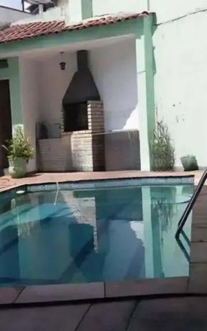 Casa à venda com 549m², 4 quartos e 6 vagas Casa à venda com 549m², 4 quartos e 6 vagasÁrea externa
