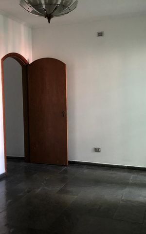 Casa à venda com 549m², 4 quartos e 6 vagas Casa à venda com 549m², 4 quartos e 6 vagasQuarto