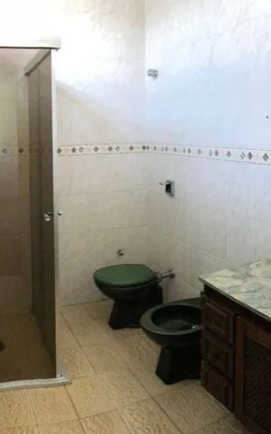 Casa à venda com 549m², 4 quartos e 6 vagas Casa à venda com 549m², 4 quartos e 6 vagasBanheiro