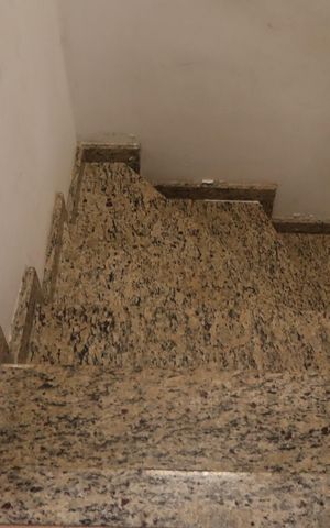 Casa à venda com 70m², 3 quartos e 2 vagasEscada piso superior