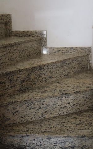 Casa à venda com 70m², 3 quartos e 2 vagasEscada piso superior