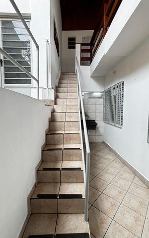 Casa para alugar com 250m², 2 quartos e 3 vagas Casa para alugar com 250m², 2 quartos e 3 vagasEscada