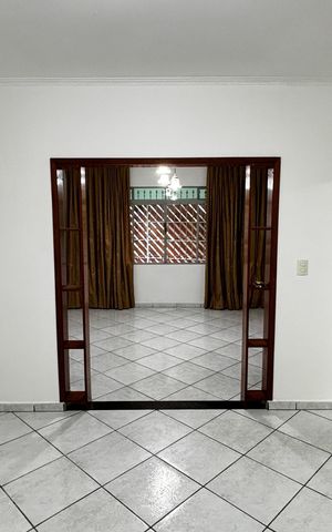 Casa para alugar com 250m², 2 quartos e 3 vagas Casa para alugar com 250m², 2 quartos e 3 vagasSala de Jantar