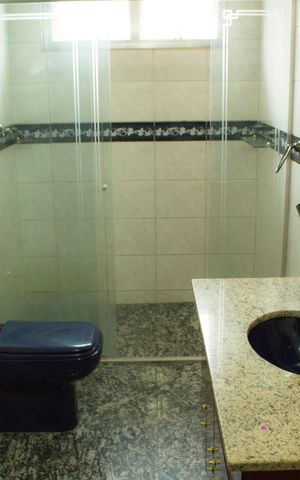 Casa à venda com 345m², 5 quartos e 4 vagas Casa à venda com 345m², 5 quartos e 4 vagasBanheiro da Suíte 2