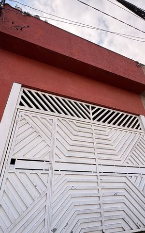 Casa à venda com 203m², 2 quartos e 2 vagas Casa à venda com 203m², 2 quartos e 2 vagasFachada